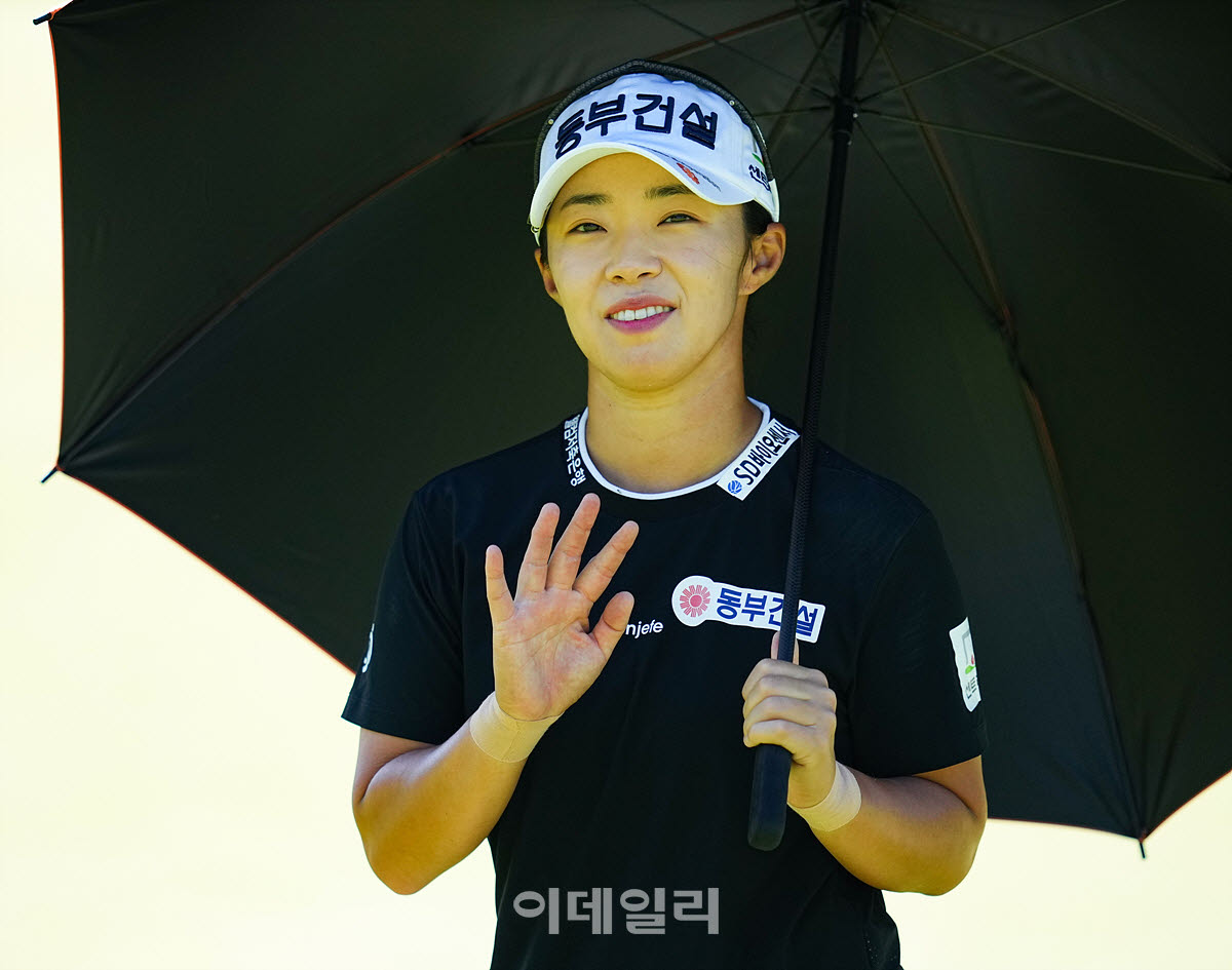 [이데일리 골프IN(대부도)=조원범 기자]20일 경기도 안산에 위치한 더헤븐 컨트리클럽(파72ㅣ6,819야드)에서 ‘하나금융그룹 챔피언십’(총상금 15억 원 우승상금 2억 7천만 원)최종라운드가 열린 가운데 김수지가 1번홀에서 경기를 치르고 있다.