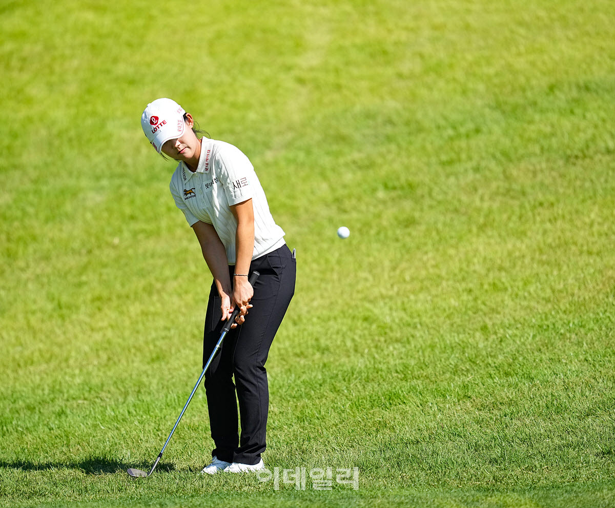 [이데일리 골프IN(대부도)=조원범 기자]20일 경기도 안산에 위치한 더헤븐 컨트리클럽(파72ㅣ6,819야드)에서 ‘하나금융그룹 챔피언십’(총상금 15억 원 우승상금 2억 7천만 원)최종라운드가 열린 가운데 황유민이 1번홀에서 경기를 치르고 있다.