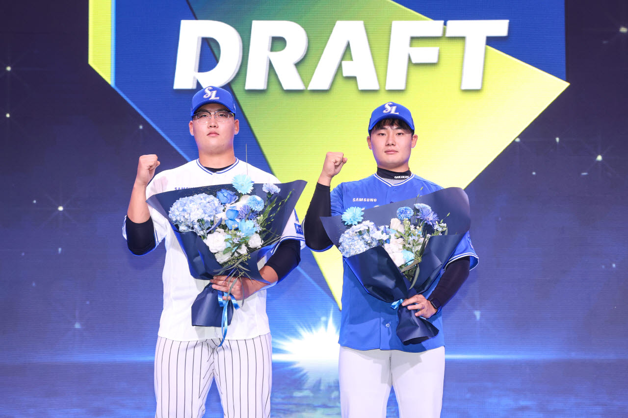 삼성라이온즈가 지명한 1라운드 투수 김민훈(왼쪽)과 2라운드 투수 임영주. 사진=삼성라이온즈