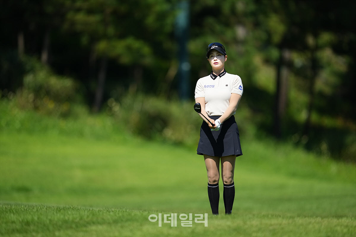 [이데일리 골프IN(대부도)=조원범 기자]20일 경기도 안산에 위치한 더헤븐 컨트리클럽(파72ㅣ6,819야드)에서 ‘하나금융그룹 챔피언십’(총상금 15억 원 우승상금 2억 7천만 원)최종라운드가 열린 가운데 박결이 18번홀에서 경기를 치르고 있다.