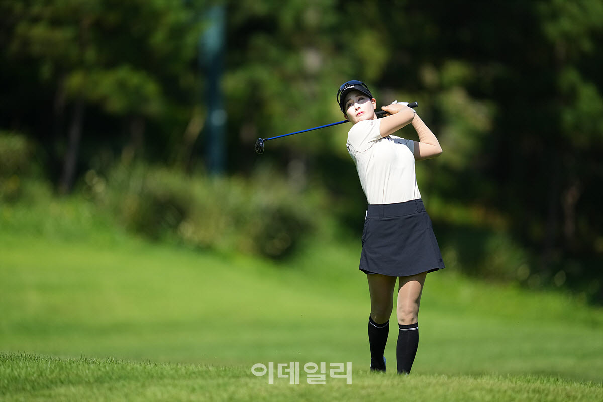 [이데일리 골프IN(대부도)=조원범 기자]20일 경기도 안산에 위치한 더헤븐 컨트리클럽(파72ㅣ6,819야드)에서 ‘하나금융그룹 챔피언십’(총상금 15억 원 우승상금 2억 7천만 원)최종라운드가 열린 가운데 박결이 18번홀에서 경기를 치르고 있다.