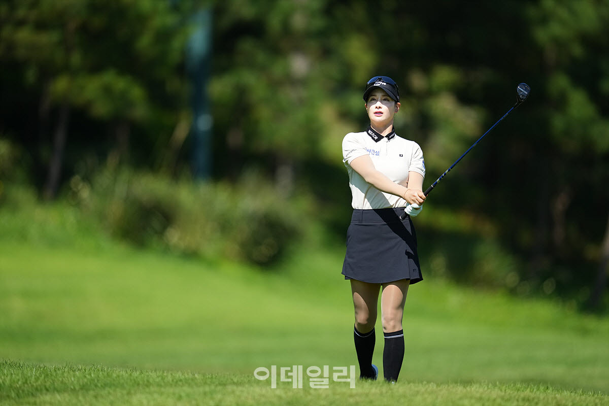 [이데일리 골프IN(대부도)=조원범 기자]20일 경기도 안산에 위치한 더헤븐 컨트리클럽(파72ㅣ6,819야드)에서 ‘하나금융그룹 챔피언십’(총상금 15억 원 우승상금 2억 7천만 원)최종라운드가 열린 가운데 박결이 18번홀에서 경기를 치르고 있다.