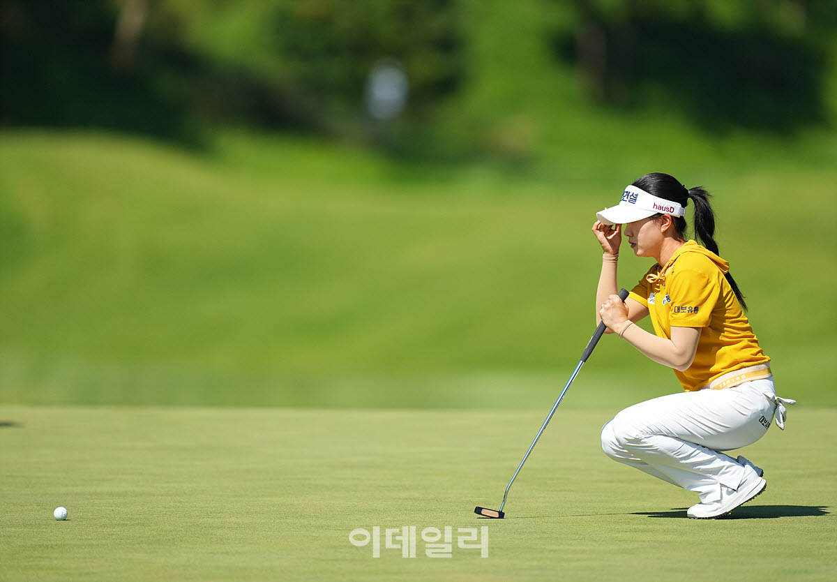 [이데일리 골프IN(대부도)=조원범 기자]20일 경기도 안산에 위치한 더헤븐 컨트리클럽(파72ㅣ6,819야드)에서 ‘하나금융그룹 챔피언십’(총상금 15억 원 우승상금 2억 7천만 원)최종라운드가 열린 가운데 서어진이 18번홀에서 경기를 치르고 있다.