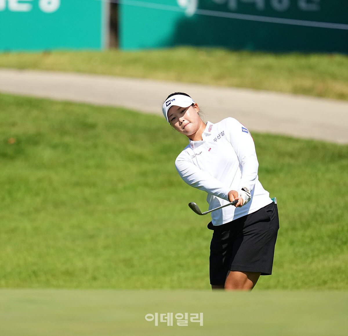 [이데일리 골프IN(대부도)=조원범 기자]20일 경기도 안산에 위치한 더헤븐 컨트리클럽(파72ㅣ6,819야드)에서 ‘하나금융그룹 챔피언십’(총상금 15억 원 우승상금 2억 7천만 원)최종라운드가 열린 가운데 김민솔이 18번홀에서 경기를 치르고 있다.