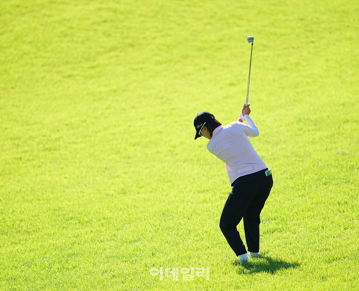 [이데일리 골프IN(대부도)=조원범 기자]20일 경기도 안산에 위치한 더헤븐 컨트리클럽(파72ㅣ6,819야드)에서 ‘하나금융그룹 챔피언십’(총상금 15억 원 우승상금 2억 7천만 원)최종라운드가 열린 가운데 최은우가 1번홀에서 경기를 치르고 있다.