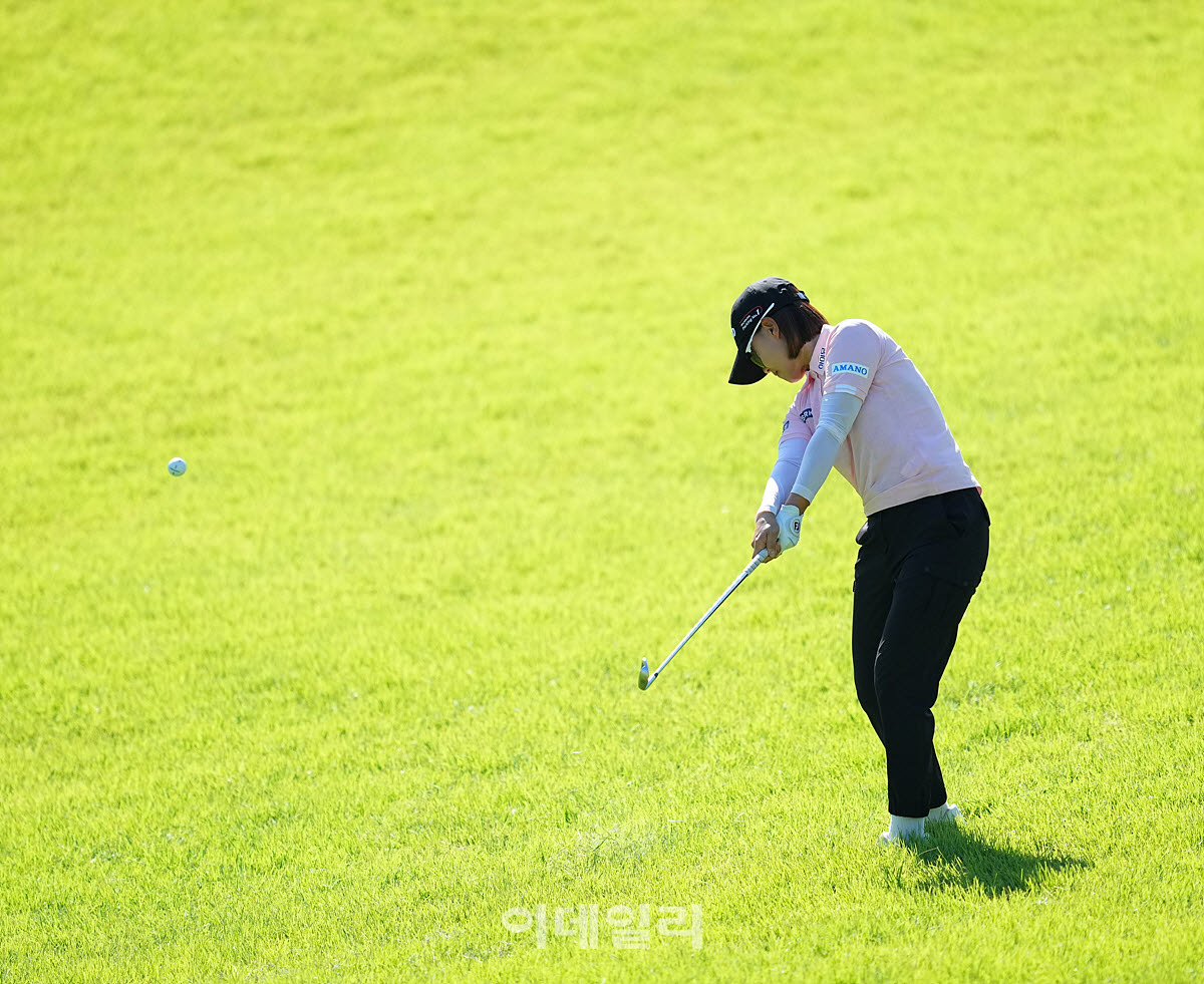 [이데일리 골프IN(대부도)=조원범 기자]20일 경기도 안산에 위치한 더헤븐 컨트리클럽(파72ㅣ6,819야드)에서 ‘하나금융그룹 챔피언십’(총상금 15억 원 우승상금 2억 7천만 원)최종라운드가 열린 가운데 최은우가 1번홀에서 경기를 치르고 있다.