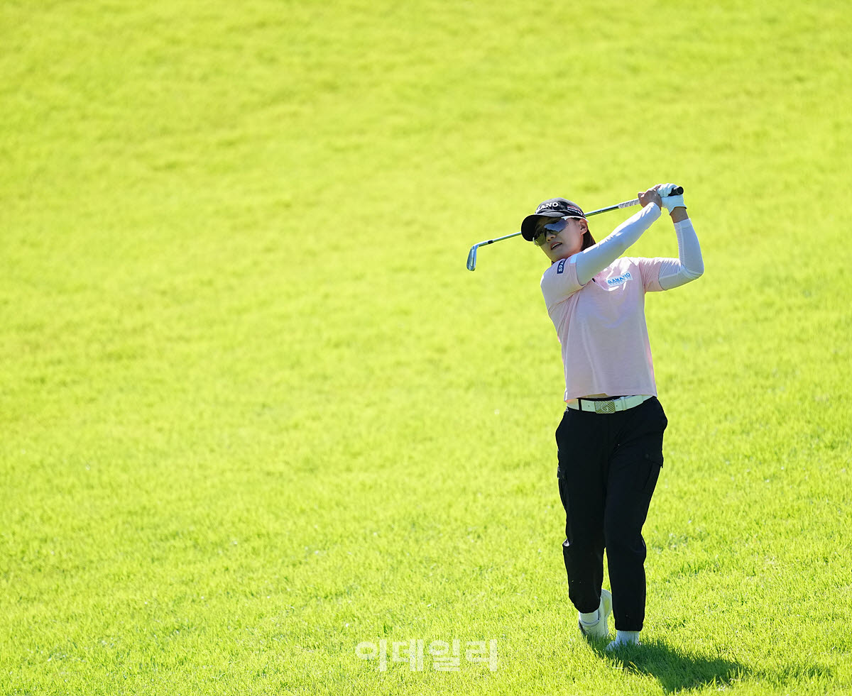 [이데일리 골프IN(대부도)=조원범 기자]20일 경기도 안산에 위치한 더헤븐 컨트리클럽(파72ㅣ6,819야드)에서 ‘하나금융그룹 챔피언십’(총상금 15억 원 우승상금 2억 7천만 원)최종라운드가 열린 가운데 최은우가 1번홀에서 경기를 치르고 있다.