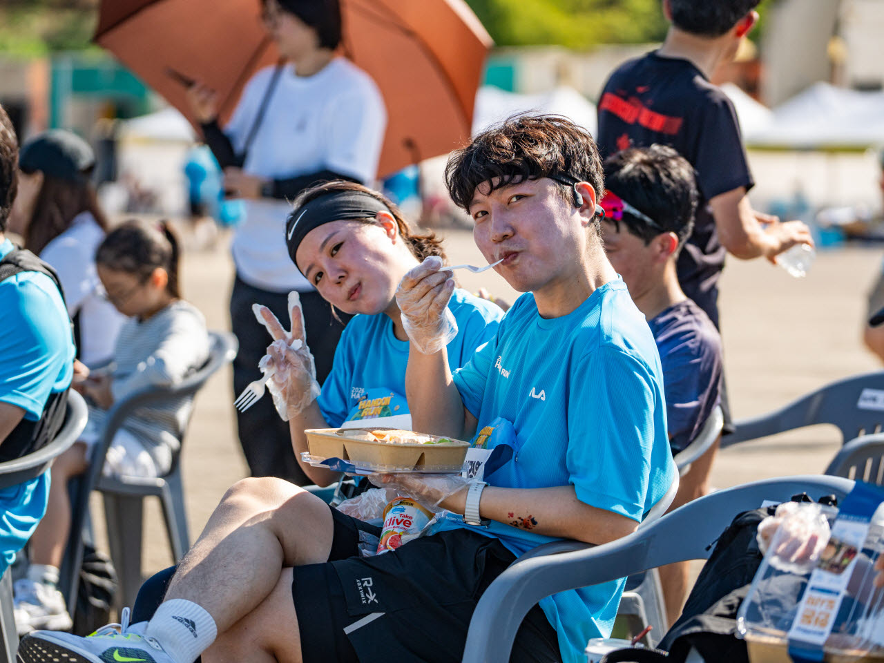 ‘2026 한돈런’ 참가자들이 마라톤을 마친 후 한돈 도시락으로 식사를 하고 있다.