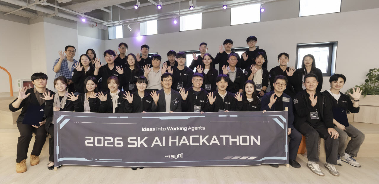 지난 15일 SK가 구성원들을 대상으로 개최한 '2026 SK AI 해커톤'에서 결선 진출팀들이 한 자리에 모여 기념촬영을 하고 있다. (사진=SK 제공)