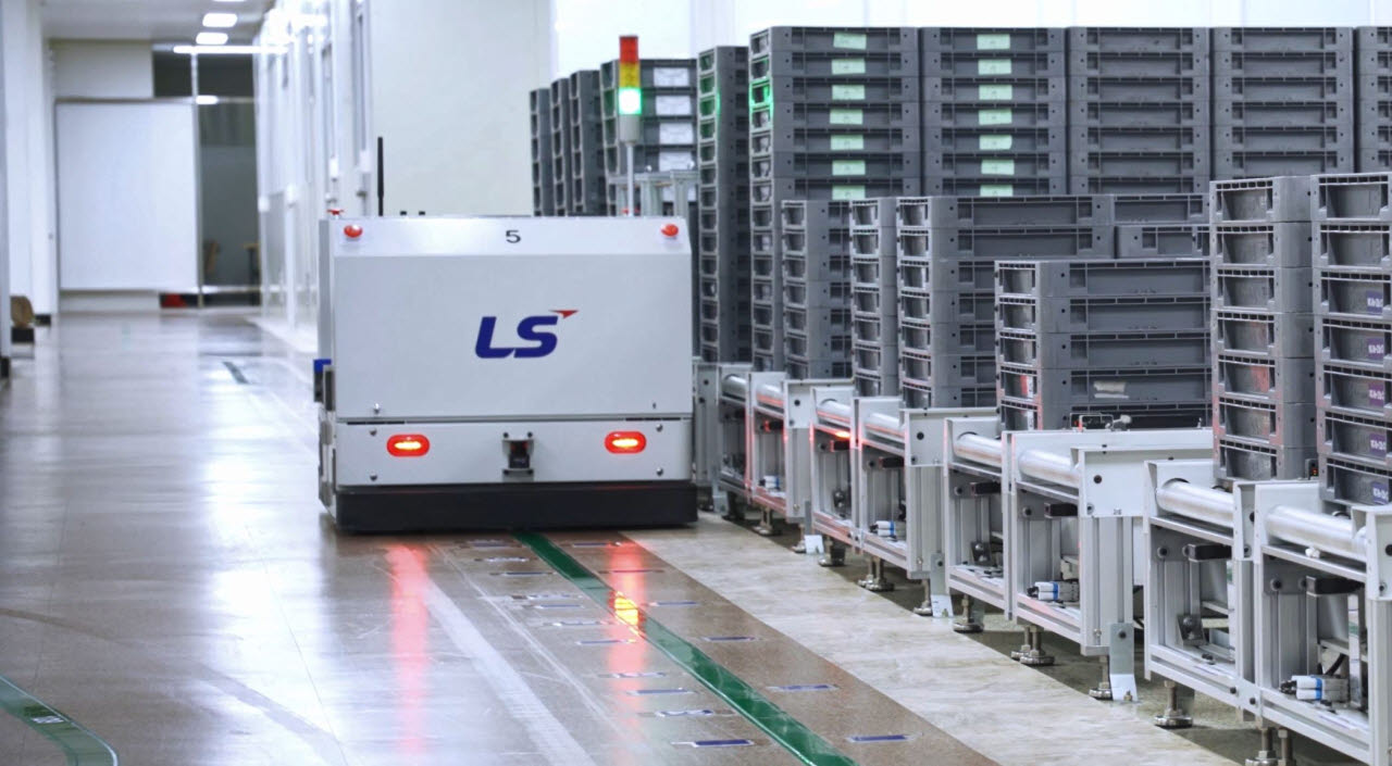 LS일렉트릭 청주사업장 G동 스마트팩토리에서 내부 지정된 라인을 따라 무인운반차(AGV)가 이동하고 있다.(사진=LS일렉트릭 제공)