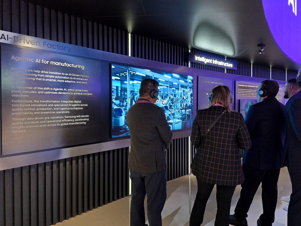 지난 3월 스페인 바르셀로나에서 열린 MWC 2026 삼성전자 전시관에서 관람객들이 AI 자율공장을 소개하는 ‘인텔리전트 인프라’ 전시를 살펴보고 있다. (사진=삼성전자)