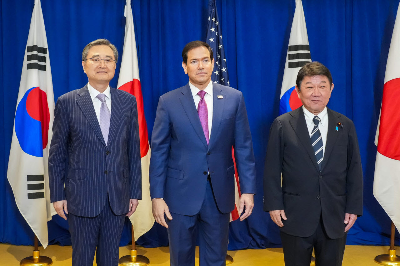 조현(왼쪽부터) 외교부 장관과 마르코 루비오 미국 국무장관, 모테기 도시미쓰 일본 외무상이 21일(현지시간) 뉴욕 롯데팰리스호텔에서 열린 한미일 외교장관회의에 참석해 기념촬영하고 있다. (사진=주유엔대표부)
