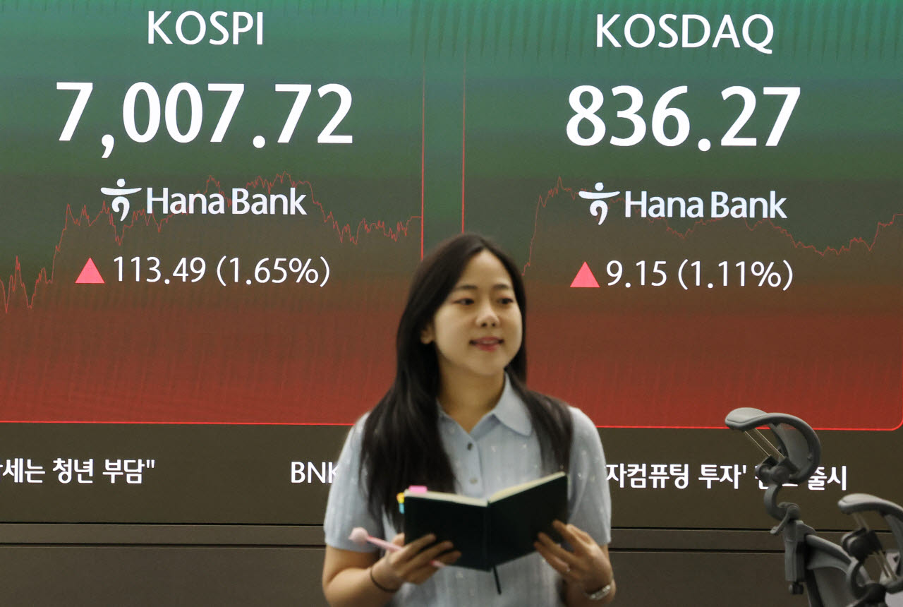 21일 서울 중구 하나은행 딜링룸에서 직원이 업무를 보고 있다. 이날 코스피는 전날보다 113.49포인트(1.65%) 오른 7,007.72로 거래를 마쳤다. (사진=연합뉴스)