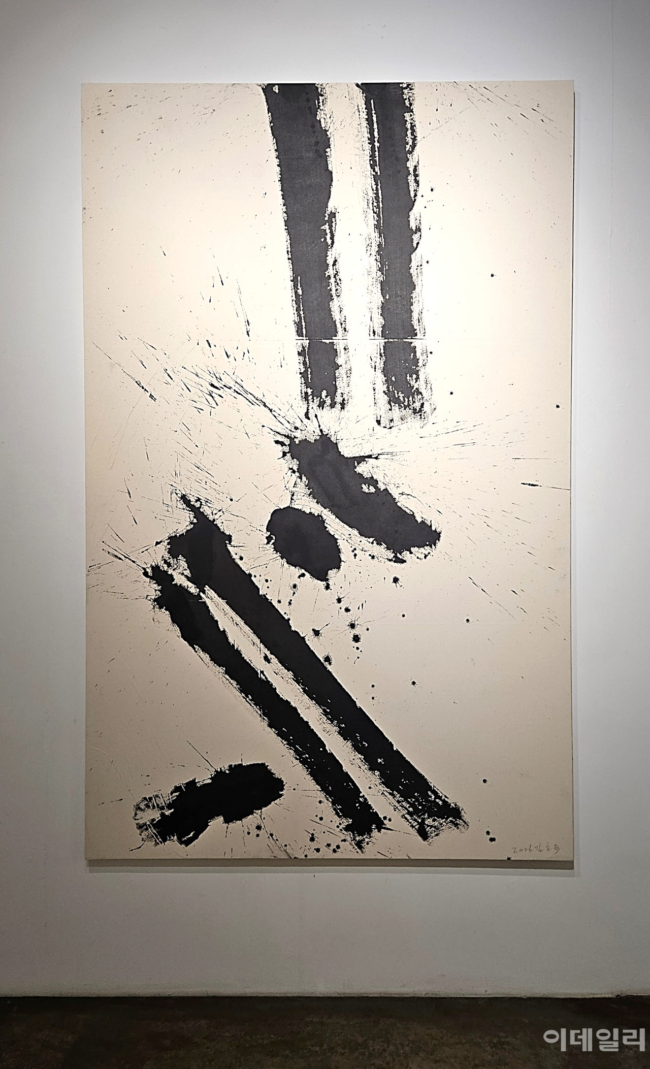 김호득의 ‘폭포’(2026, 250×157.7㎝). 공중에서 내리꽂힌 폭포수가 바위에 부딪힌 뒤 물길을 바꾼 형상이다(사진=오현주 문화전문기자).
