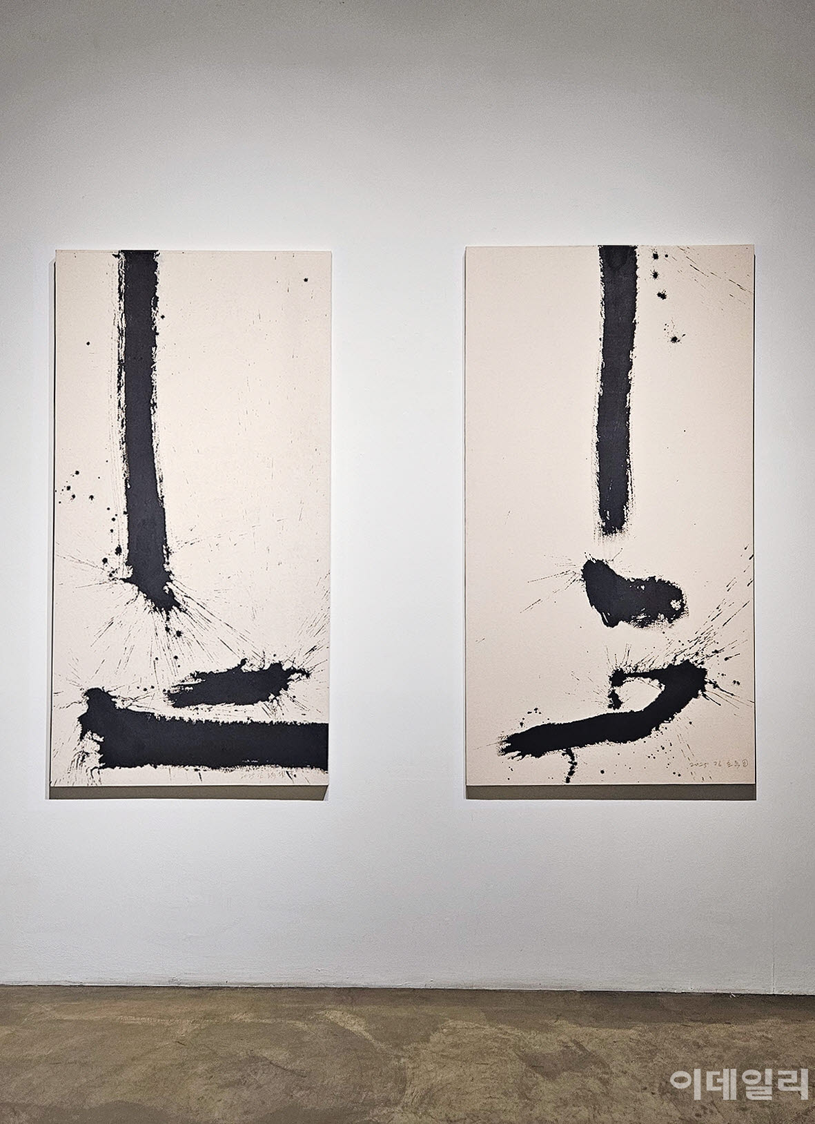 김호득의 ‘폭포’(2025, 161.3×84.5㎝)와 ‘폭포’(2025, 161.3×84.5㎝). 내리꽂힌 폭포수가 잠시 숨을 고르며 먼 길을 떠날 채비를 하는 형상이다. 두 점으로 나눠 그리고 나란히 걸었다(사진=오현주 문화전문기자).