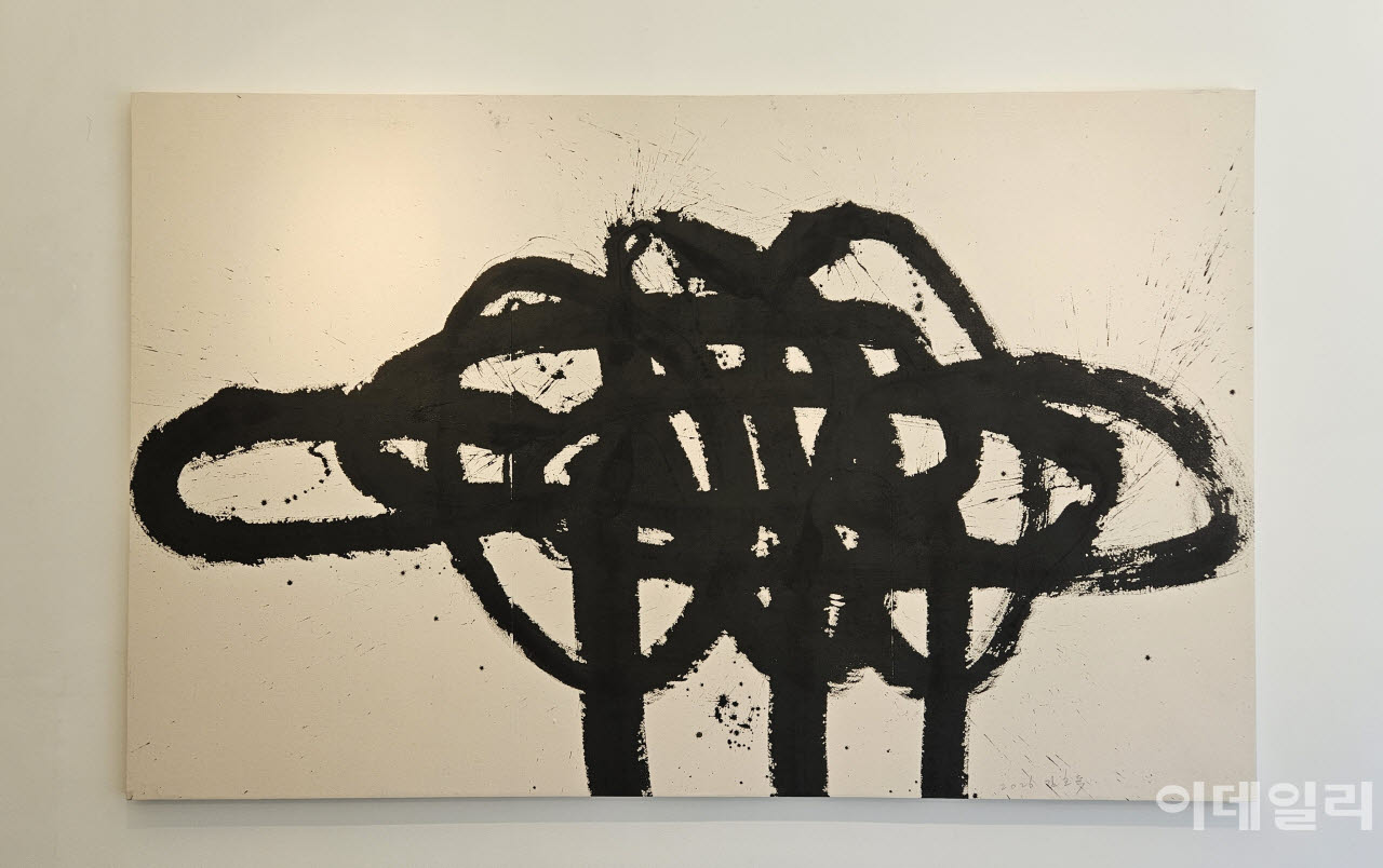 김호득의 ‘폭포’(2026, 250×157.7㎝). 캔버스도 한지도 살 돈이 없어 대학 시절부터 쓰기 시작했던 광목을 작가는 지금껏 그림의 바탕으로 삼는다. 한지와 비슷한 느낌을 내면서도 과한 선을 견뎌낸다고 귀띔했다(오현주 문화전문기자).