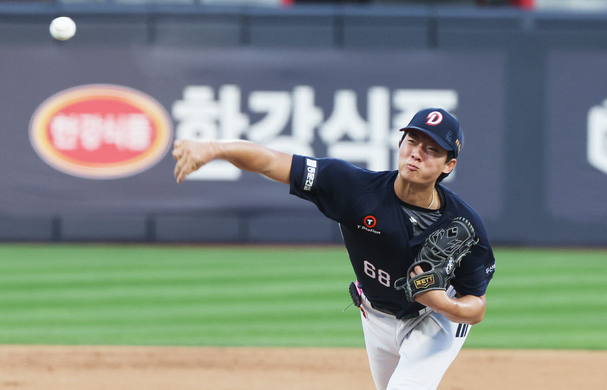 역투하는 두산 선발투수 최민석.(사진=연합뉴스)