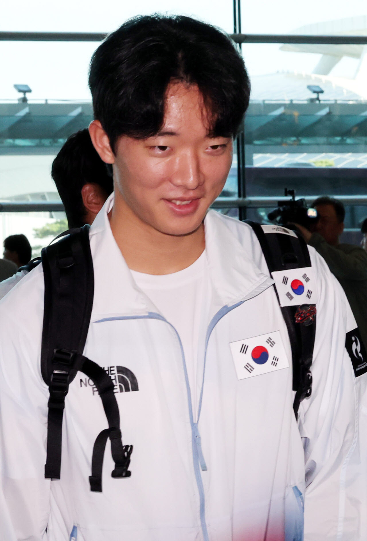 출국하는 최민석.(사진=뉴시스)