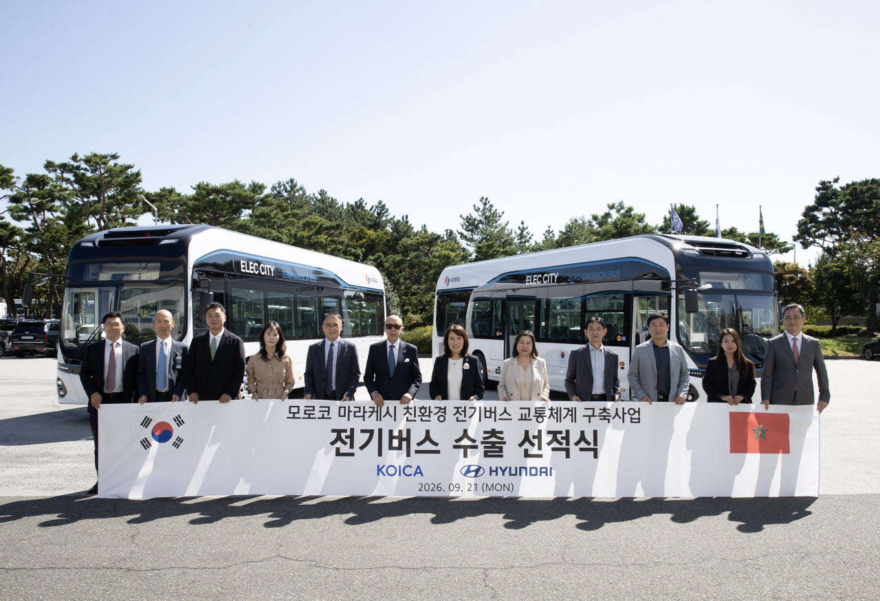 국내 전달식에 참석한 이승민 현대차 상용상품실 상무(왼쪽에서 다섯 번째), 샤픽 라샤디(Chafik Rachadi) 주한 모로코 대사(왼쪽에서 여섯 번째), 도영아 코이카 지역사업2본부 이사(왼쪽에서 일곱 번째) 등 관계자 12명이 기념 촬영을 하고 있다. (사진=현대차)