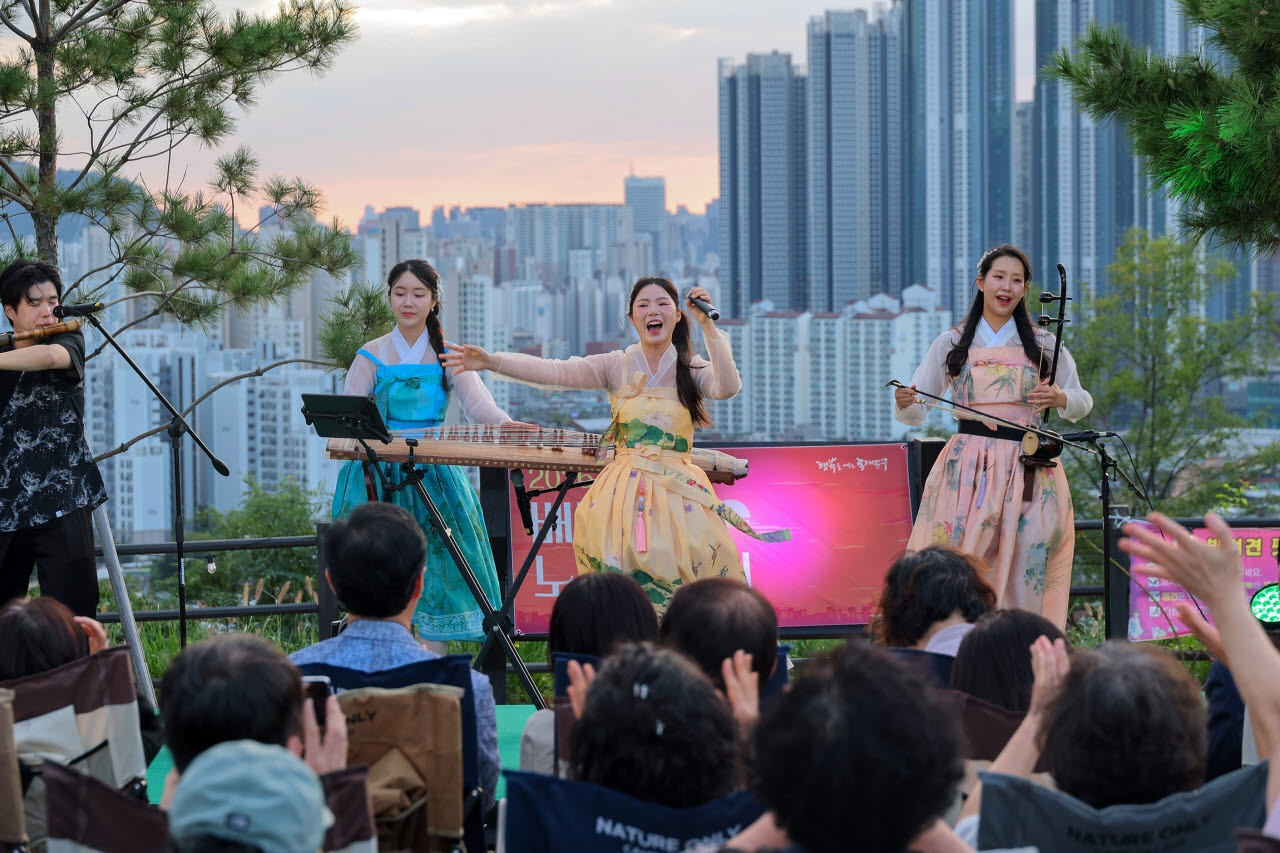 동대문구는 18일 배봉산 정상부에서 2026 '배봉산 노을음악회'를 개최했다. (사진=동대문구)