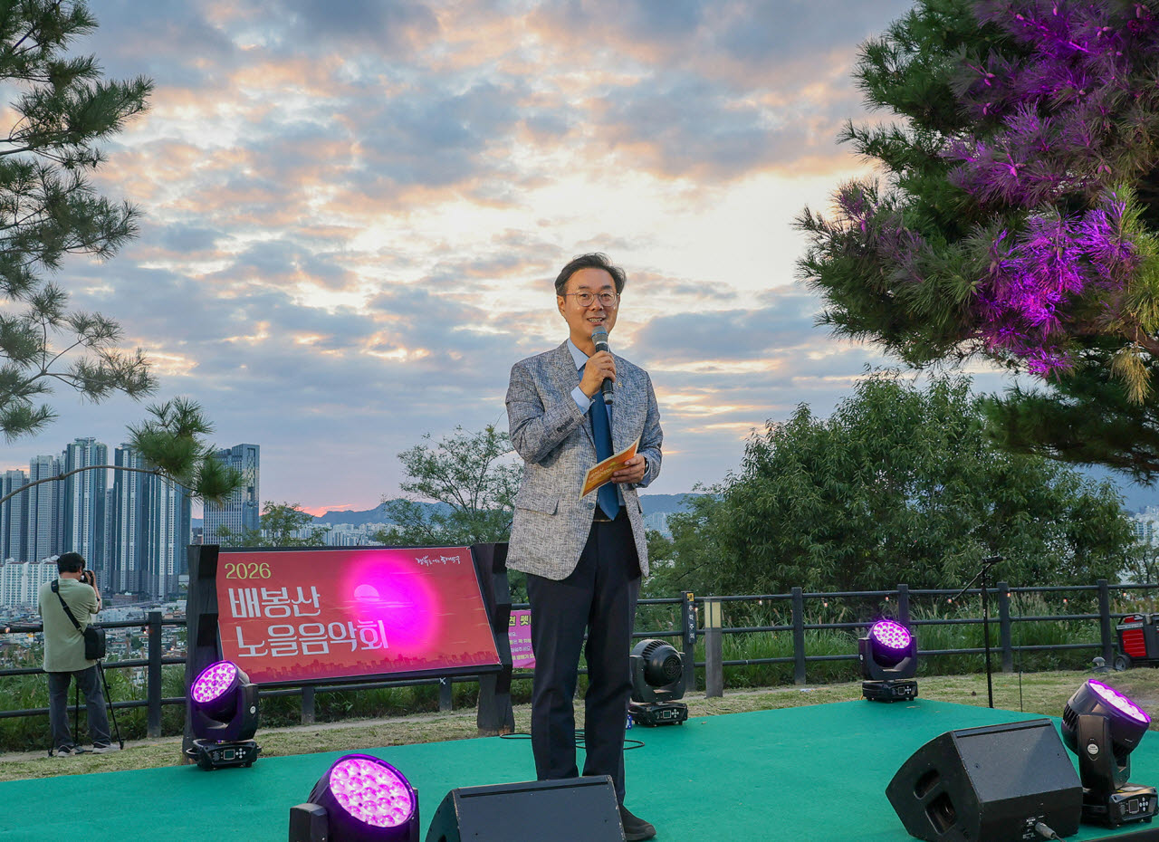 최동민 동대문구청장이 18일 '2026 배봉산 노을음악회'에서 ‘배봉산 산책을 즐기는 이웃 주민’의 마음으로 쓴 사연을 낭독하고 있다. (사진=동대문구)