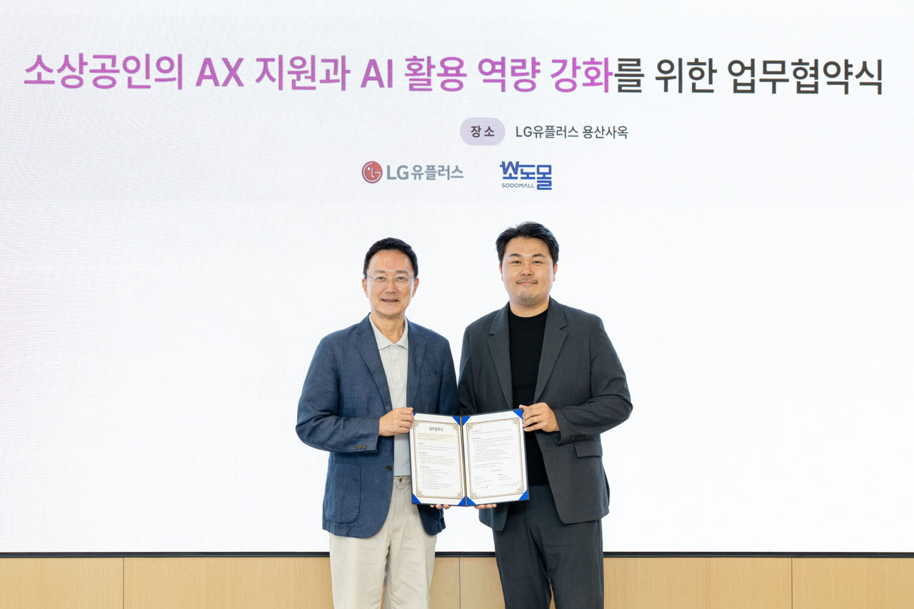 LG유플러스가 소상공인 맞춤형 AX(인공지능 전환) 솔루션 개발에 나선다. 사진은 서울 용산구 LG유플러스 용산사옥에서 열린 업무협약식에서 임장혁 LG유플러스 엔터프라이즈고객그룹장(왼쪽)과 서덕호 소도몰 대표가 기념사진을 촬영하고 있는 모습. (사진=LG유플러스)