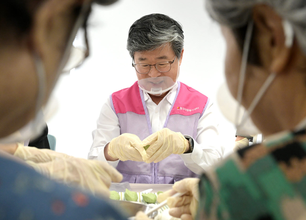 김길성 중구청장이 을지누리센터에서 열린 '추석맞이 자원봉사캠프 연합 송편 빚기'에 참석해 송편을 빚고 있다. (사진=중구)