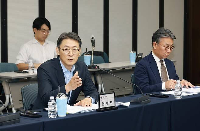권대영(왼쪽) 금융위원회 부위원장이 4일 서울 영등포구 한국예탁결제원 서울사무소에서 금융감독원 등이 참석한 가운데 토큰증권 정책방향을 발표하고 있다. (자료=금융위원회)