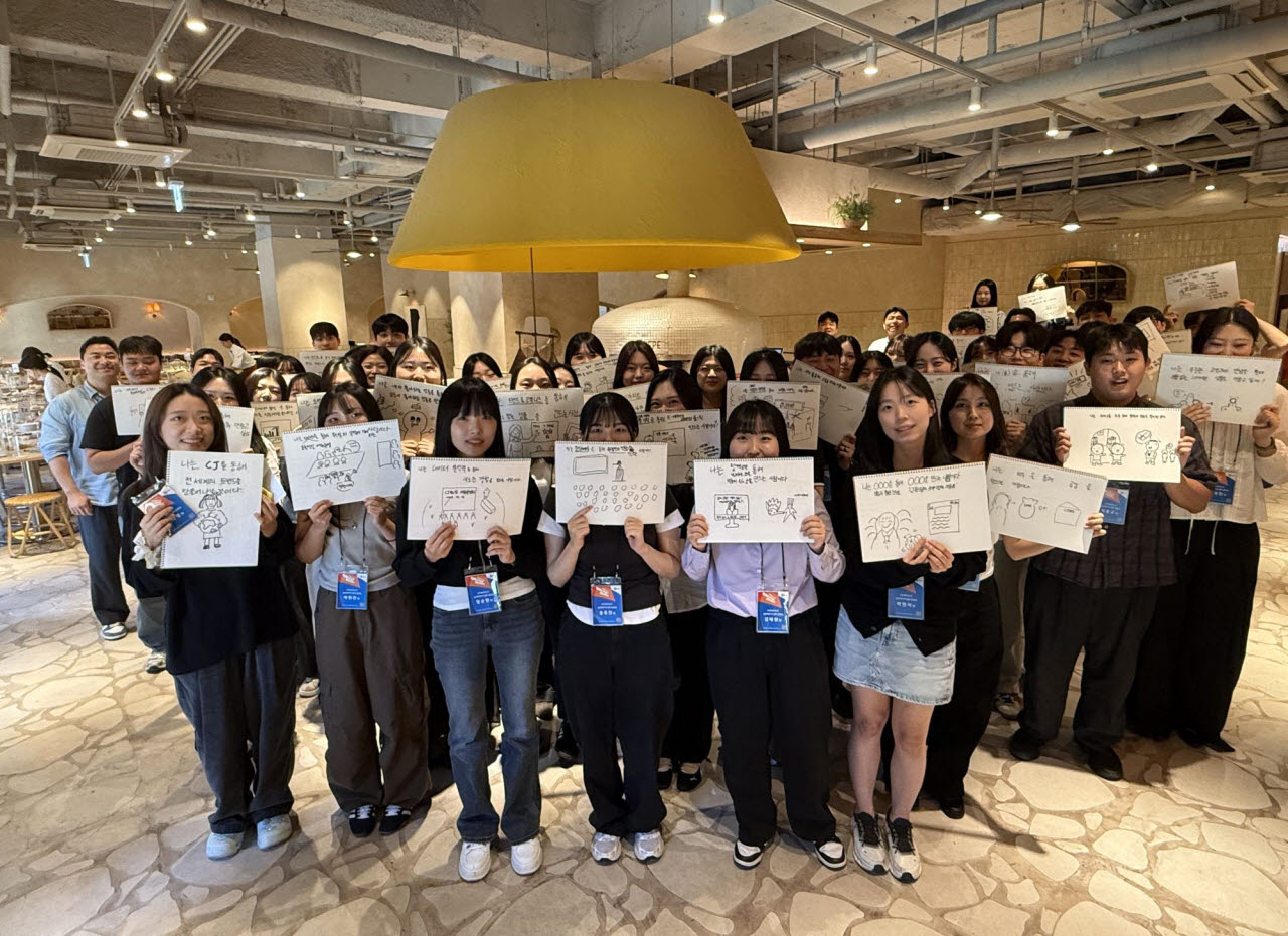 CJ푸드빌은 21일 서울 올리페페 광화문점에서 F&B 사업에 대한 열정이 있는 2026년 하반기 대졸 신입사원 공개채용 지원자를 대상으로 브랜드 체험형 채용설명회 ‘Foodville Growth On’을 진행했다. 참가자들이 기념사진을 촬영하고 있다. (사진=CJ푸드빌)