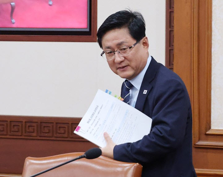 김성환 기후에너지환경부 장관이 22일 서울 종로구 정부서울청사에서 세종-서울 간 영상국무회의에 참석하고 있다.(사진=연합뉴스)