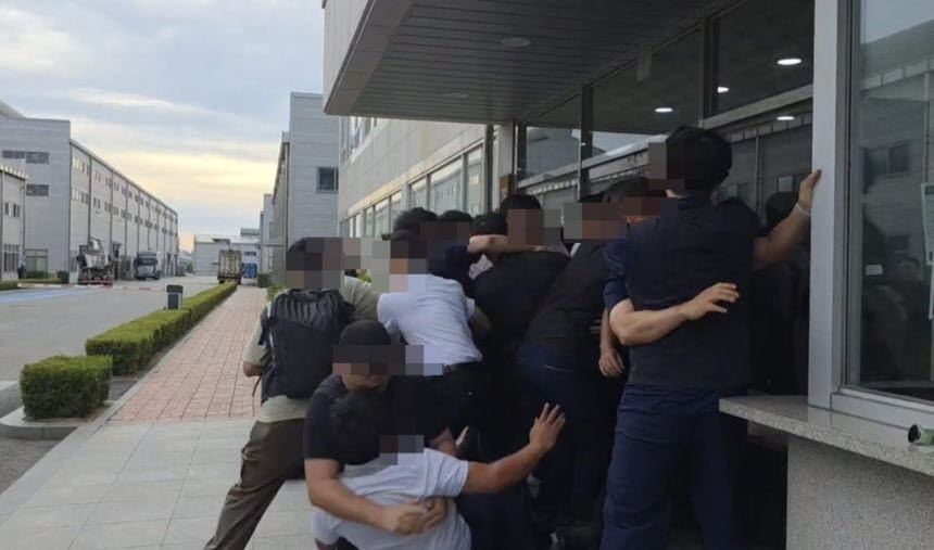 금속노조 일강지회 조합원들이 로비진입을 시도하는 모습. (사진=일강 제공)