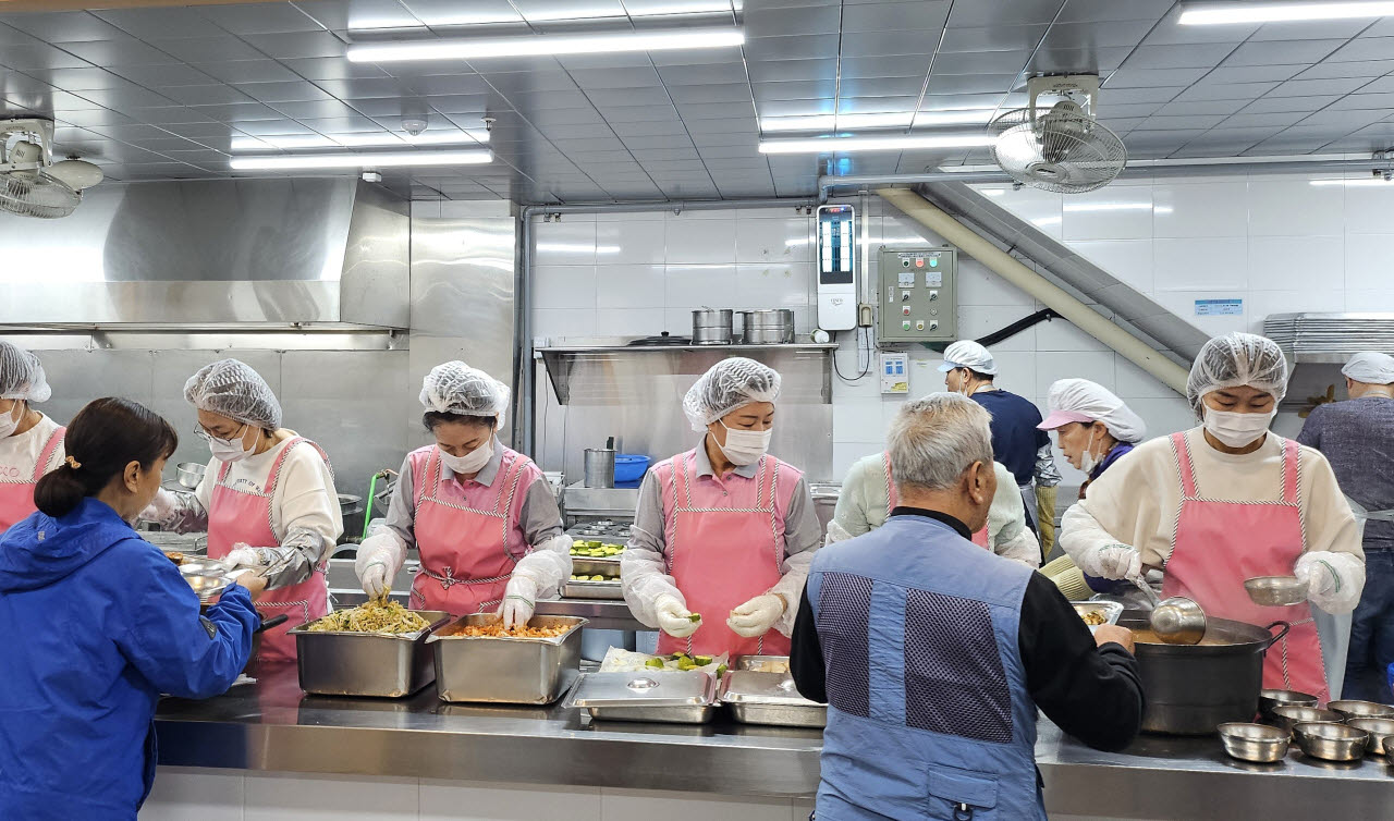 장애인복지관 추석맞이행사에서 봉사자들이 배식을 하고 있다. (사진=강남구)