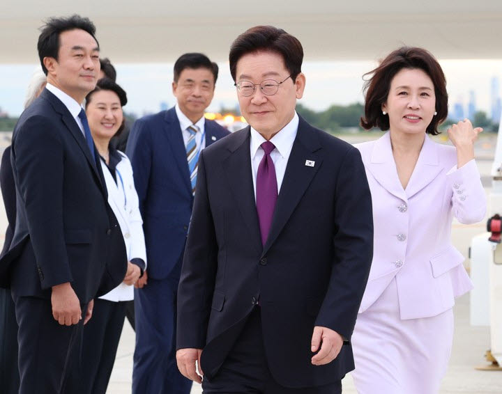 이재명 대통령과 김혜경 여사가 21일(현지시간) 미국 뉴욕 JFK 국제공항에 도착한 공군 1호기에서 내려 차량으로 이동하고 있다.(사진=연합뉴스)
