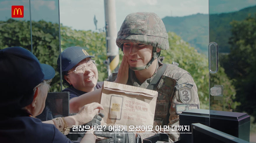 한국맥도날드가 진행한 '행복의 버거 보급작전' 영상 일부. 심규민 상병의 할머니와 어머니가 일일 맥도날드 직원으로 깜짝 등장해 마주한 모습. (사진=한국맥도날드 유튜브 채널 캡처)