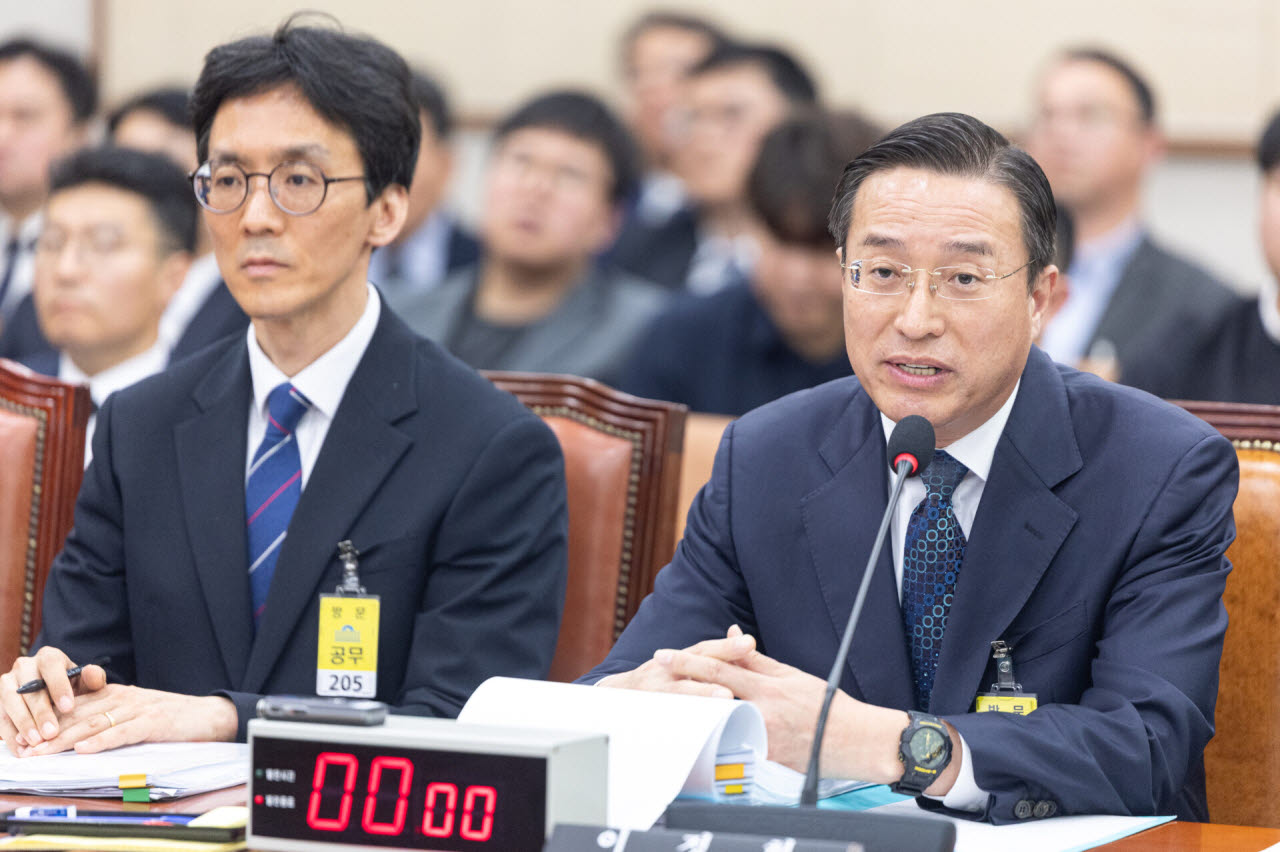 지난 4월 14일 서울 여의도 국회에서 열린 제434회국회(임시회) 윤석열 정권 정치검찰 조작기소 의혹 사건 진상규명 국정조사특별위원회 쌍방울 대북송금 조작기소 의혹 사건 청문회에서 증인으로 출석한 이정현 수원고등검찰청 검사장이 의원 질의에 답변하고 있다. (사진=뉴스1)