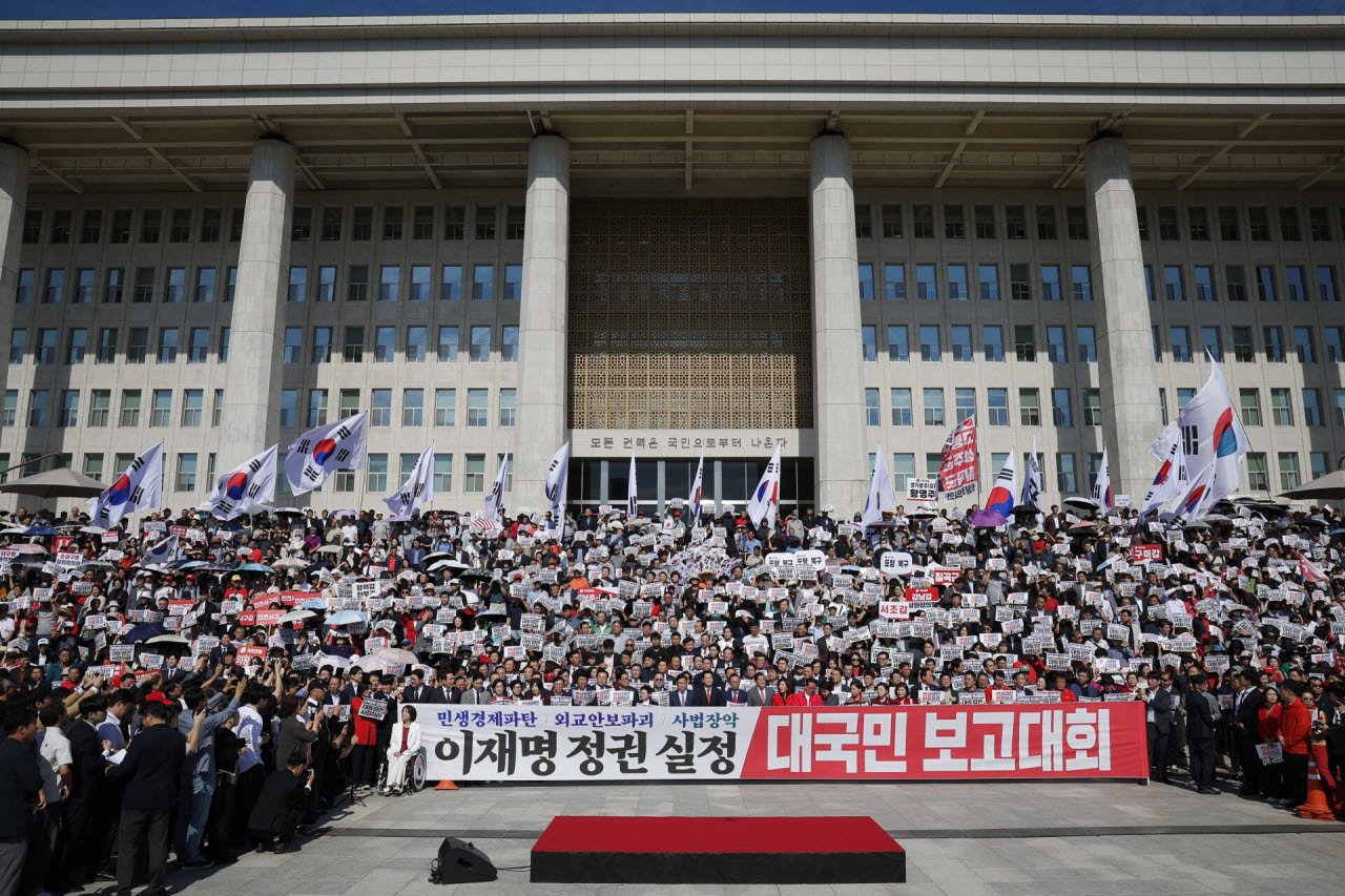 장동혁 국민의힘 대표를 비롯한 참가자들이 22일 서울 여의도 국회 앞 계단에서 열린 국민의힘 이재명 정권 실정 대국민 보고대회에서 피켓을 들고 구호를 외치고 있다. (사진=뉴시스)