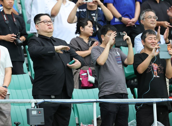21일 일본 시즈오카현 후쿠로이의 시즈오카 스타디움 에코파에서 열린 2026 아이치·나고야 아시안게임 여자 축구 조별리그 대한민국과 북한의 경기. 관중석에 북한 김정은 국무위원장을 흉내낸 듯한 관람객이 눈길을 끌고 있다. 2026.9.21(사진=연합뉴스)