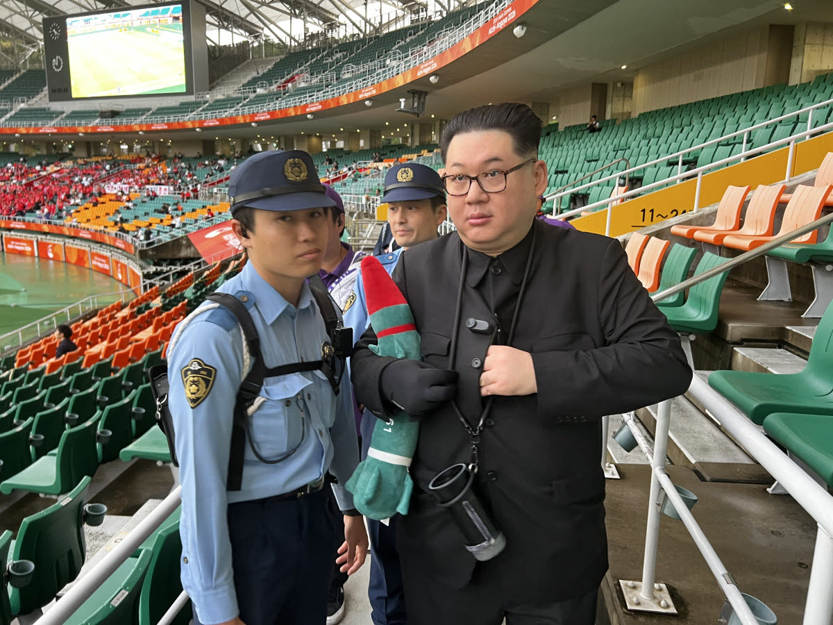 21일 일본 시즈오카현 후쿠로이의 시즈오카 스타디움 에코파에서 열린 2026 아이치·나고야 아시안게임 여자 축구 조별리그 대한민국과 북한의 경기. 관중석에 북한 김정은 국무위원장을 흉내낸 듯한 관람객이 눈길을 끌고 있다. 2026.9.21(사진=연합뉴스)