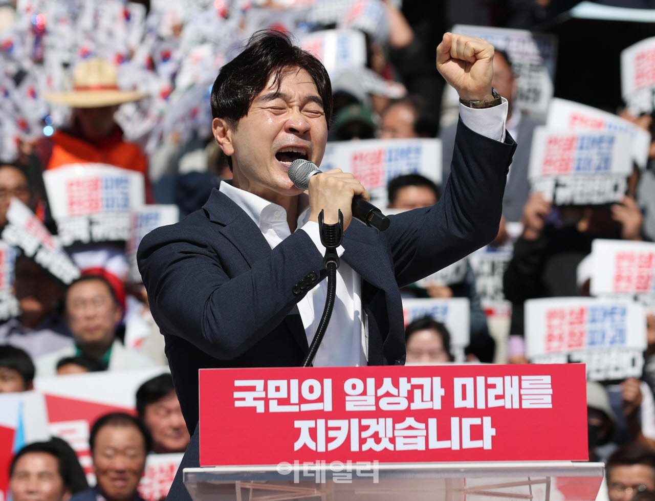 [포토]박성훈 의원, '민생경제파탄 실정 보고'