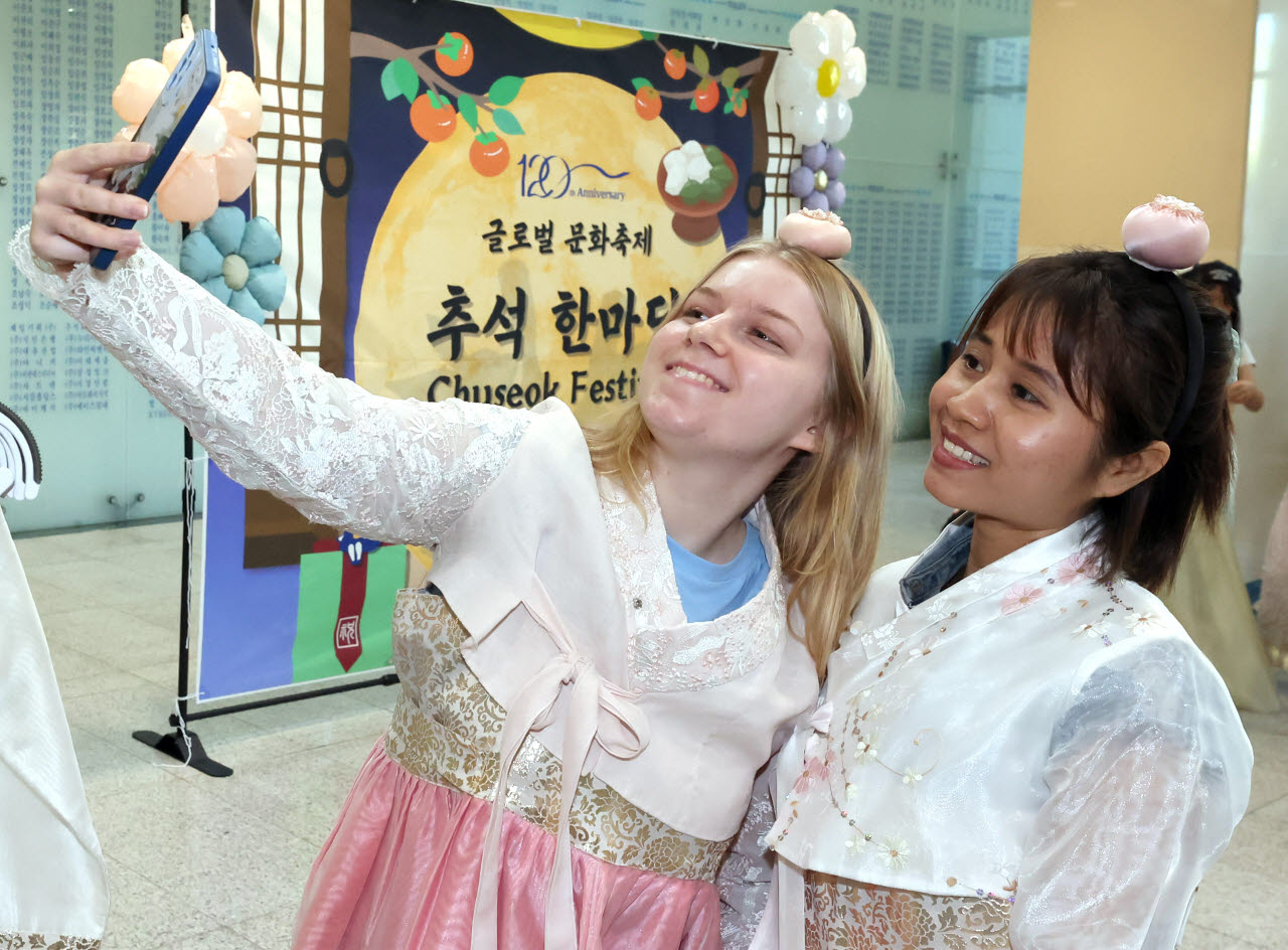 [이데일리 방인권 기자] 22일 서울 용산구 숙명여자대학교 백주년기념관에서 열린 '숙명여대, 글로벌 문화축제 추석 한마당'에 참가한 외국인 유학생들이 한복을 입고 셀카를 찍고 있다.