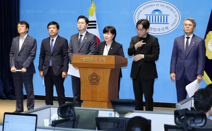 국회 법제사법위원회 서영교 위원장(왼쪽 네 번째)과 더불어민주당 위원들이 22일 국회 소통관에서 조희대 대법원장의 대법관 재제청 거부 관련, 조국혁신당ㆍ진보당 위원들과 함께한 입장을 밝히고 있다. 왼쪽부터 김의겸, 이성윤, 김동아, 서영교, 수어통역, 김기표 의원. (사진=연합뉴스)