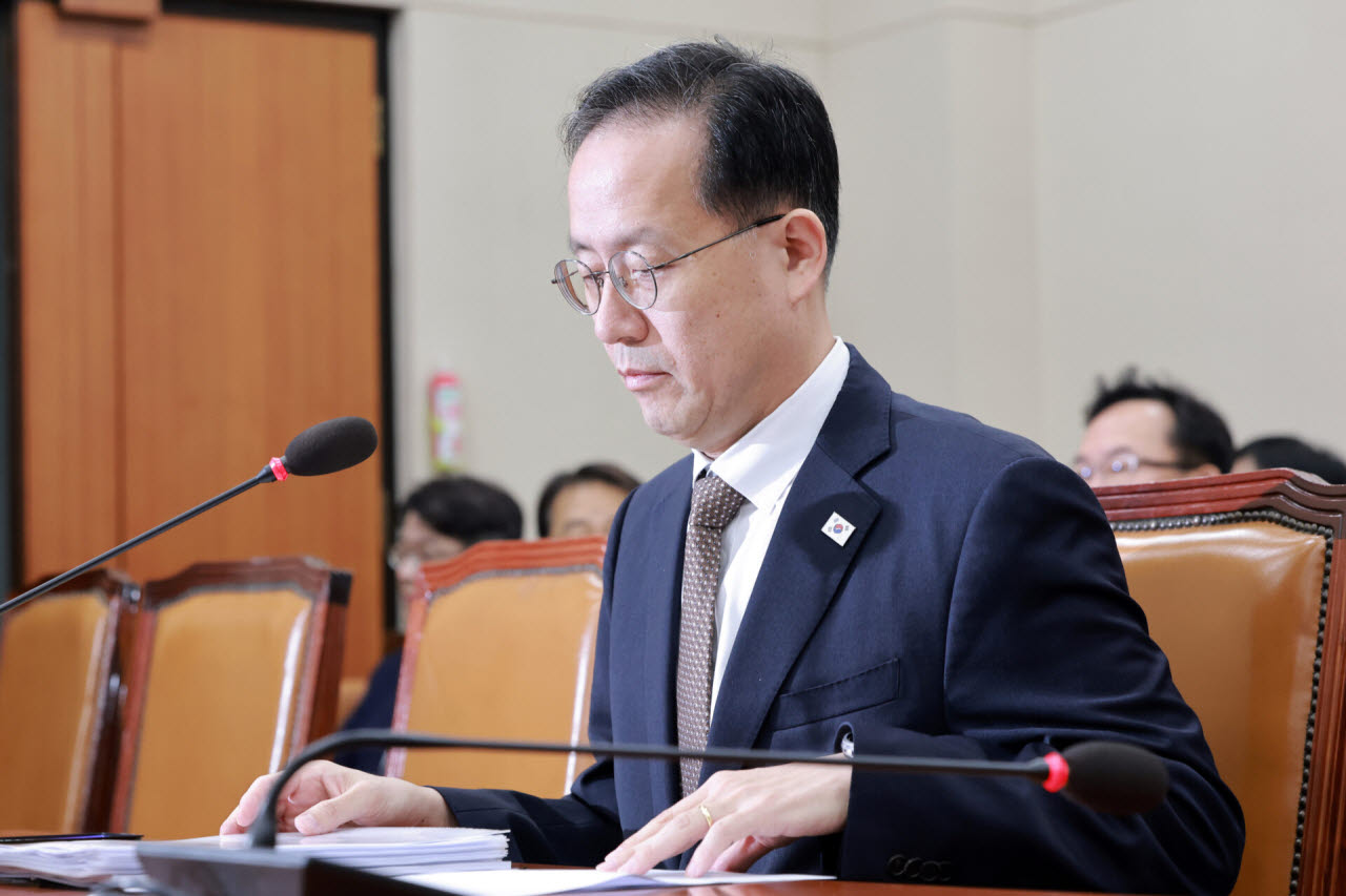 22일 국회 재정경제기획위원회 전체회의에서 이형일 부총리 겸 재정경제부 장관이 자료를 살피고 있다.(사진=연합뉴스)