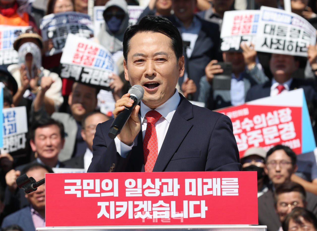 장동혁 국민의힘 대표가 22일 서울 여의도 국회 본청 앞 계단에서 열린 이재명 정권 실정 대국민 보고대회에서 발언하고 있다. (사진=노진환 기자)