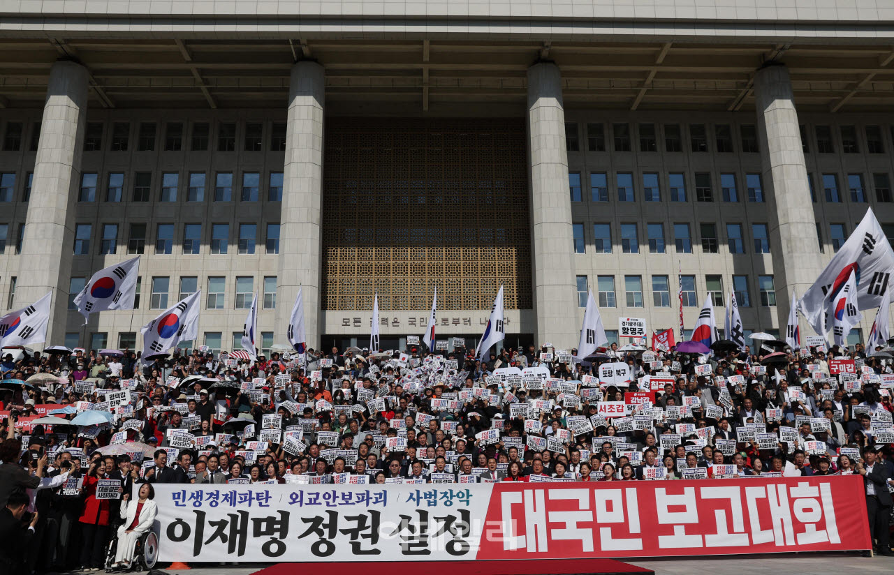 장동혁 국민의힘 대표와 정점식 원내대표 및 참석자들이 22일 서울 여의도 국회 본청 앞 계단에서 열린 이재명 정권 실정 대국민 보고대회에서 구호를 외치고 있다. (사진=노진환 기자)
