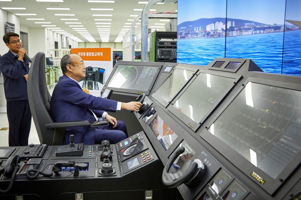 김승연 한화그룹 회장이 한화시스템 구미사업장을 방문해 콕핏(Cockpit)형 통합함교체계(IBS) 운영 시연을 하고 있다.(사진=한화)