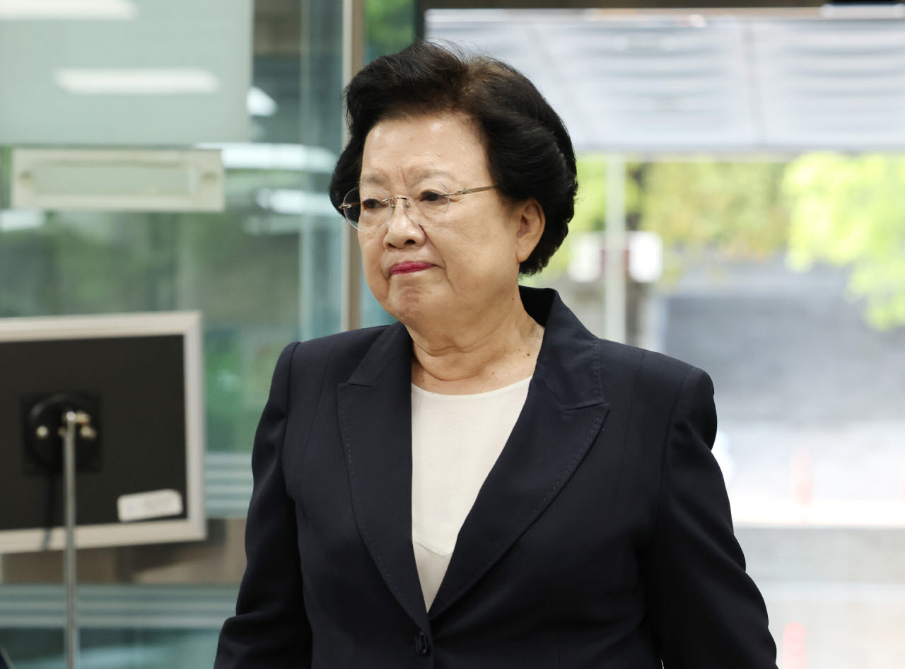 이배용 전 국가교육위원장이 22일 서울 서초구 서울중앙지법에서 열린 선고공판에 출석하고 있다. (사진=뉴시스)