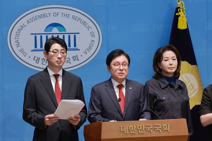 국회 법제사법위원회 야당 간사인 국민의힘 박형수 의원을 비롯한 국민의힘 법사위원들이 22일 국회 소통관에서 조희대 대법원장의 대법관 후보 재제청 요구 거부를 비판하는 여권을 규탄하고 있다. (사진=연합뉴스)