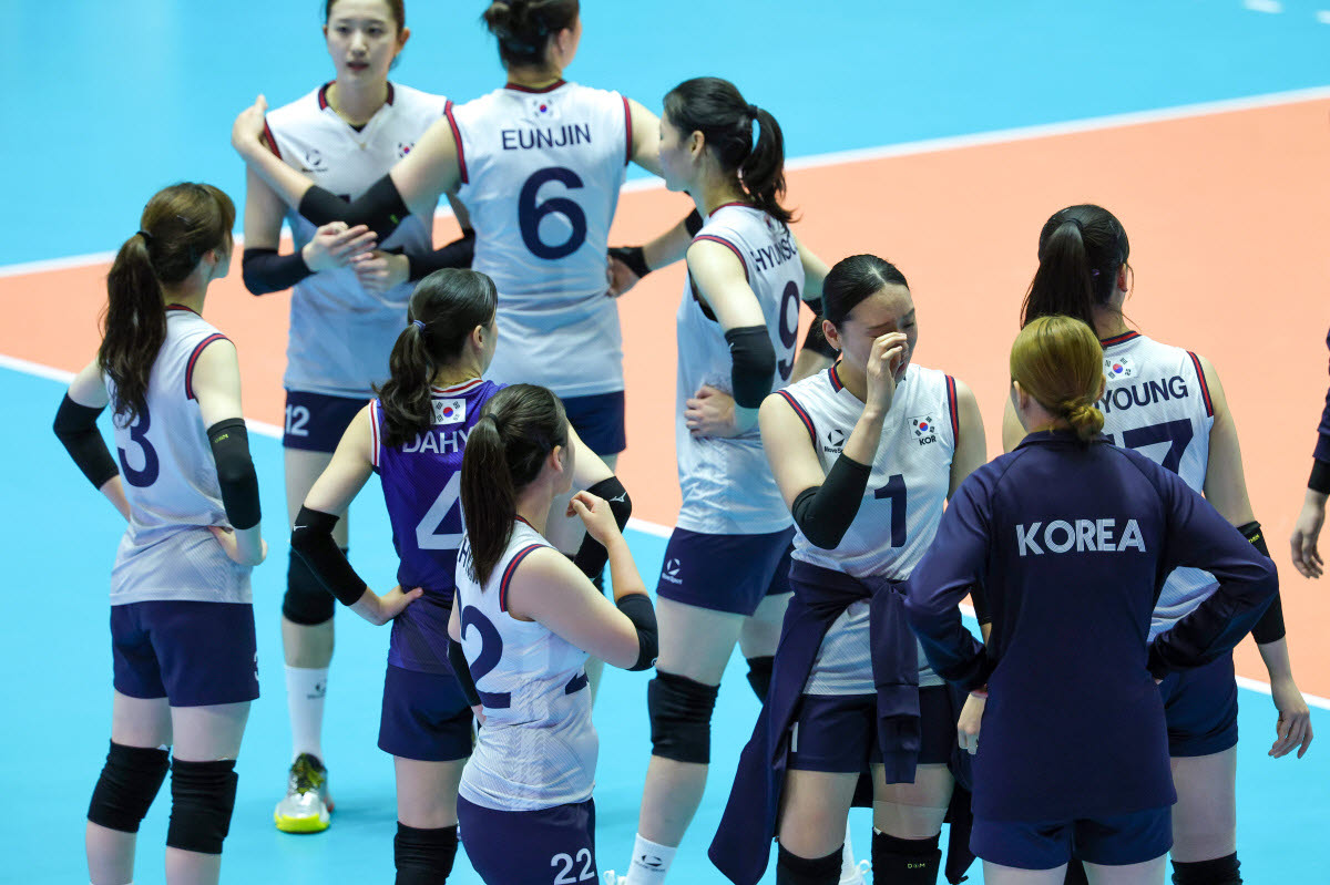 22일 일본 아이치현 파크 아레나 고마키에서 열린 2026 아이치·나고야 아시안게임 여자 배구 대한민국과 태국의 동메달 결정전. 세트점수 0-3으로 패하며 메달 획득에 실패한 대한민국 대표팀 선수들이 아쉬워하고 있다. 사진=연합뉴스