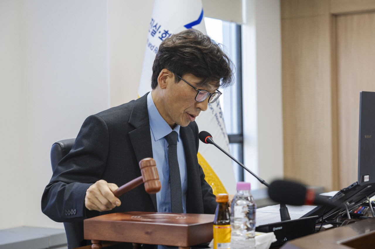 22일 3기 진실·화해를위한과거사정리위원회 제5차 전원위원회에서 송상교 진실화해위원장이 의사봉을 두드리고 있다. (사진=진실화해위 제공)