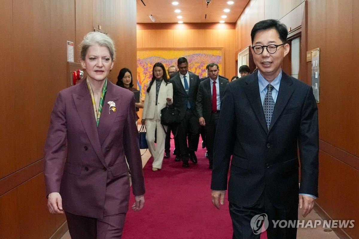 박윤주 외교부 1차관과 앨리슨 후커 미 국무부 정무차관이 지난 6월 2일 서울 종로구 정부서울청사 별관 외교부에서 열린 한미정상회담 공동설명자료(조인트 팩트시트) 안보 분야 후속조치 협의를 위한 발족 회의에 참석하고 있다. [외교부 제공]